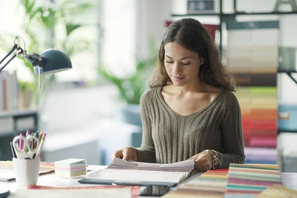 Joven Diseñadora Interiores Sentada Escritorio Eligiendo Muestras Tela Para Proyecto —  Fotos de Stock