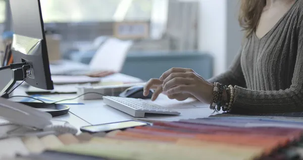 Diseñadora Profesional Trabajando Estudio Ella Está Sentada Escritorio Usando Una —  Fotos de Stock