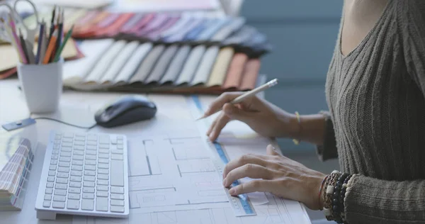 Diseñadora Interiores Profesional Trabajando Estudio Está Sentada Escritorio Trabajando Proyecto —  Fotos de Stock