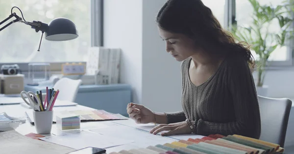 Diseñadora Interiores Profesional Trabajando Estudio Está Sentada Escritorio Trabajando Proyecto —  Fotos de Stock