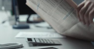 Güvenilir işletme yöneticisi finans haberleri okuyor