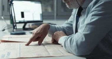 Kızgın işletme yöneticisi borsa haberlerini kontrol ediyor