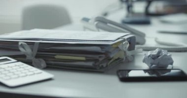 İş adamı VR kulaklık ve yarış tekerleğiyle oynuyor.