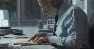 Finansal haberleri kontrol eden başarılı borsacı