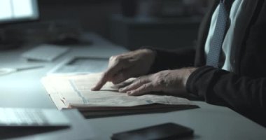 Kızgın borsacı mali haberleri kontrol ediyor.