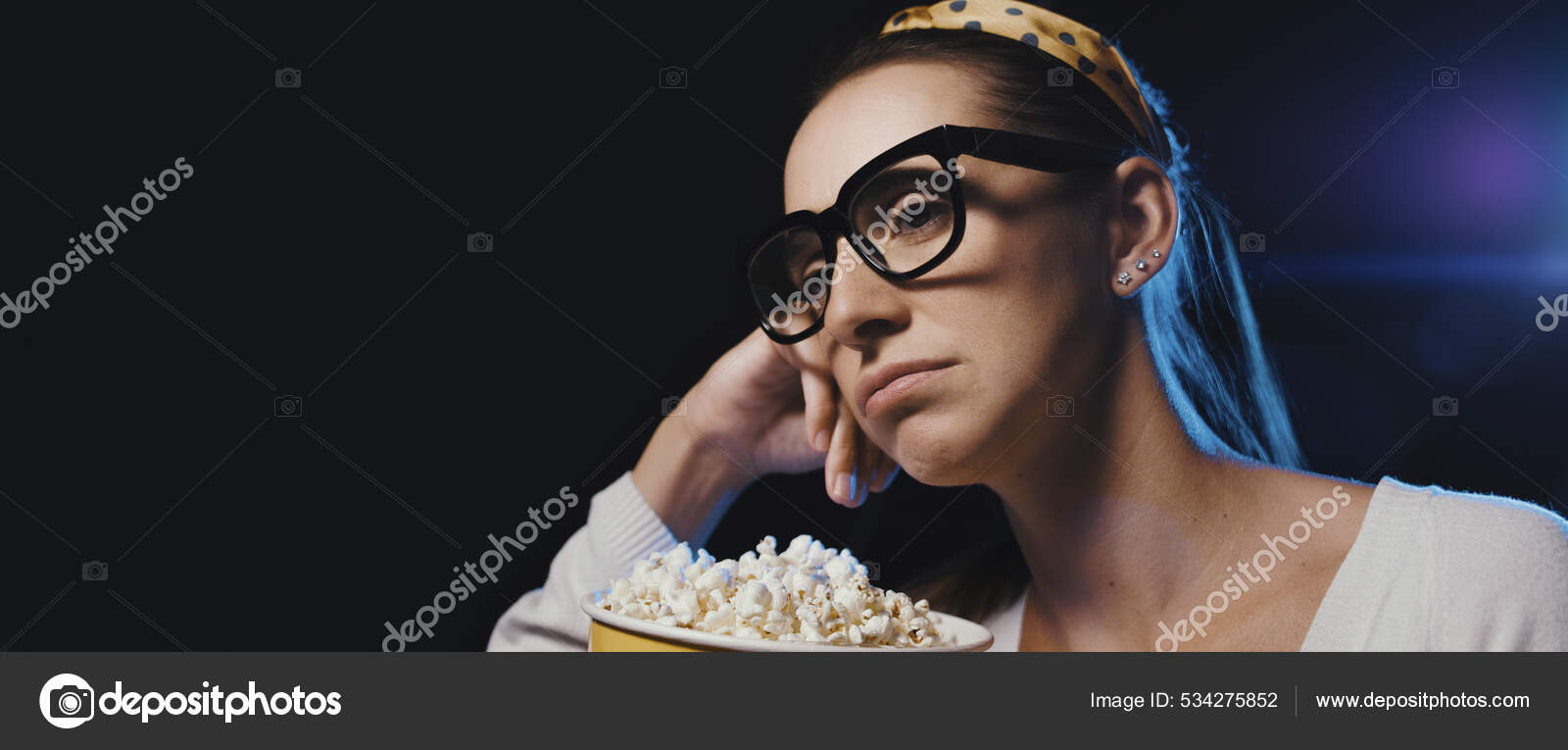 Разочарованная Женщина Смотрит Скучный Фильм Кинотеатре Стоковое.