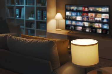 Oturma odasının içi ve akıllı televizyondaki talep üzerine video