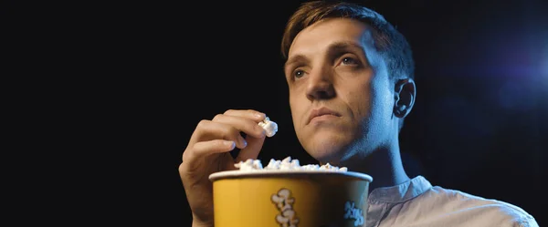 Homem Focado Comendo Pipocas Assistindo Filme Cinema — Fotografia de Stock