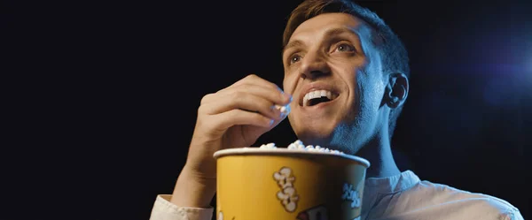 Uomo Sorridente Che Guarda Film Mangia Popcorn Concetto Intrattenimento — Foto Stock