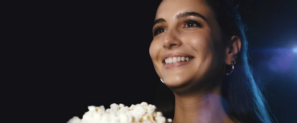 Mujer Sonriente Viendo Una Película Comedia Comiendo Palomitas Maíz Cine — Foto de Stock