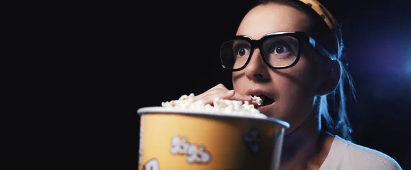 안경을 여자가 영화에서 무서운 영화를 보면서 팝콘을 — 스톡 사진