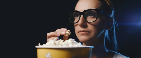Kvinna Med Glasögon Tittar Skrämmande Skräckfilm Bio Och Äter Popcorn — Stockfoto