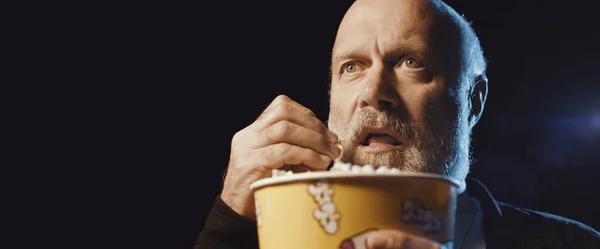 Gericht Senior Man Eten Popcorn Kijken Naar Een Suspense Film — Stockfoto