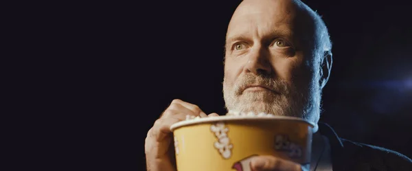 Gericht Senior Man Eten Popcorn Kijken Naar Een Suspense Film — Stockfoto