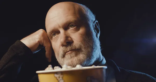 Älterer Mann Schaut Langweiligen Film Kino Und Isst Popcorn — Stockfoto
