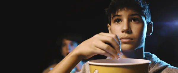 Chlapec Sleduje Film Kině Pojídá Popcorn Zábavní Koncept — Stock fotografie