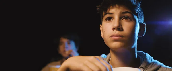 Niño Viendo Una Película Cine Comiendo Palomitas Maíz Concepto Entretenimiento — Foto de Stock