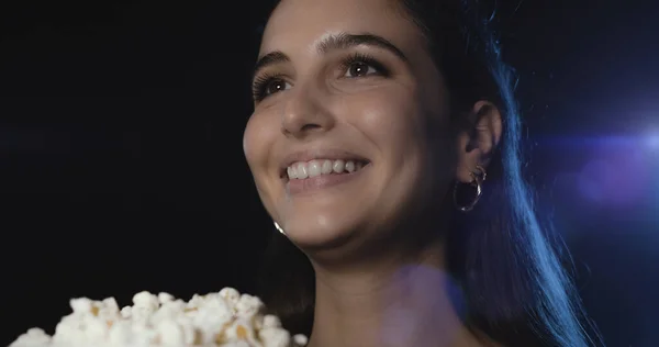 Mosolygó Néz Egy Vígjáték Filmet Eszik Popcorn Moziban — Stock Fotó