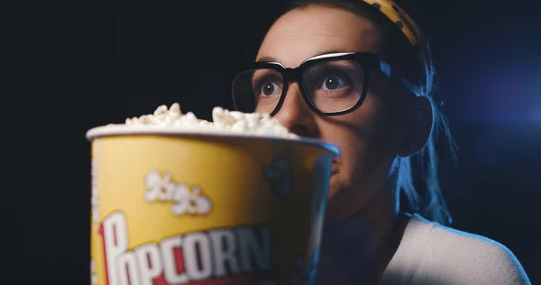 戴眼镜 在电影院看恐怖片 吃爆米花的女人 — 图库照片