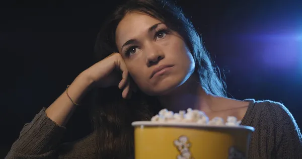 Mujer Decepcionada Viendo Una Película Aburrida Cine — Foto de Stock