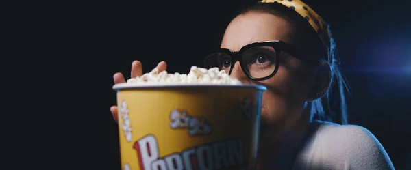 Mulher Com Óculos Assistindo Filme Terror Assustador Cinema Comer Pipocas — Fotografia de Stock
