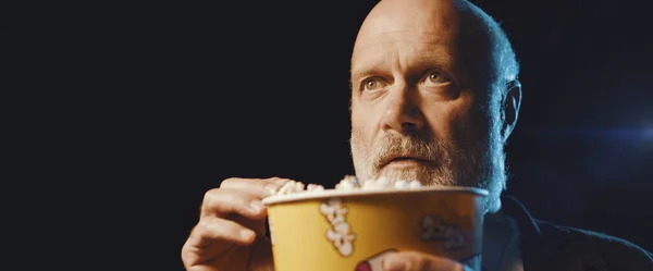 Gericht Senior Man Eten Popcorn Kijken Naar Een Suspense Film — Stockfoto