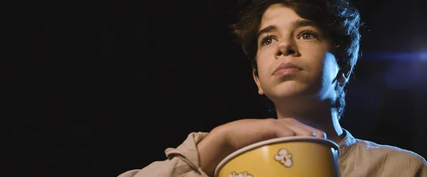 Chlapec Sleduje Film Kině Pojídá Popcorn Zábavní Koncept — Stock fotografie
