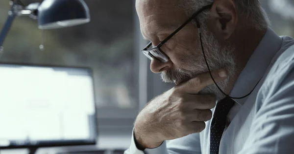 Konzentrierter Geschäftsmann Mit Brille Und Arbeit Büro — Stockfoto