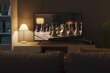 Geniş ekran bir televizyondaki oturma odası ve satranç oyunu