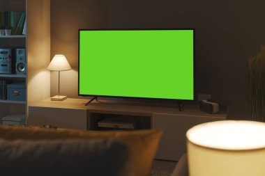 Oturma odasında yatay yeşil ekranlı televizyon, eğlence ve teknoloji konsepti