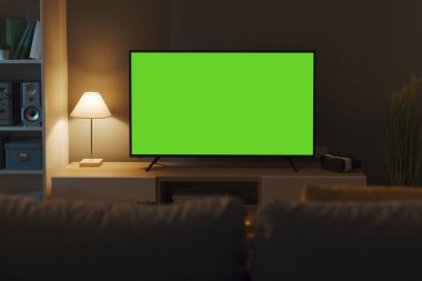 Oturma odasında yatay yeşil ekranlı televizyon, eğlence ve teknoloji konsepti