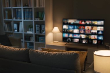 Oturma odasının içi ve akıllı televizyondaki talep üzerine video