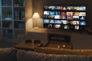 Oturma odasının içi ve akıllı televizyondaki talep üzerine video