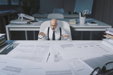 Şok olmuş işadamı şirketinin mali durumunu ve raporlarını, iş başarısızlığını ve borç kavramını kontrol ediyor.