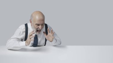 Kızgın kaba patron yüksek sesle bağırıyor, kızgın ve agresif, boş bir kopya alanı var.