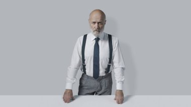 Kendine güvenen iş lideri kameraya bakıyor, liderlik konsepti