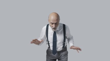 Şok olmuş şirket işadamı korkunç ve beklenmedik bir şeye bakıyor, panikliyor ve korkuyor.