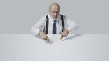 Kendinden emin orta yaşlı işadamı boş fotokopi alanını, bilgiyi ve reklam kavramını işaret ediyor