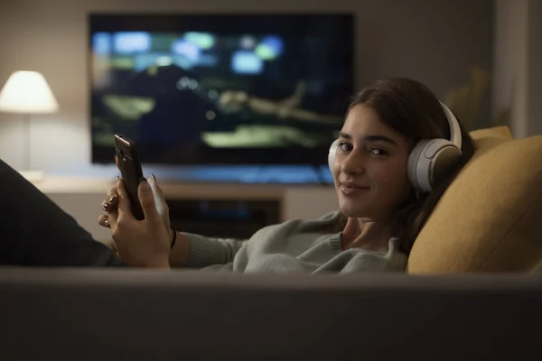 Young Woman Lying Couch She Connecting Her Smartphone Looking Camera — Foto de Stock