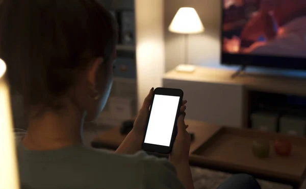 Adolescente Relajándose Sofá Casa Conectándose Línea Con Teléfono Inteligente Maqueta — Foto de Stock