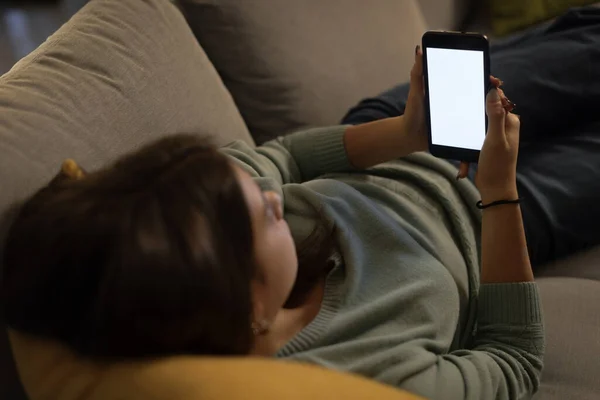 Meisje Ontspannen Thuis Ligt Bank Online Verbinding Met Haar Smartphone — Stockfoto