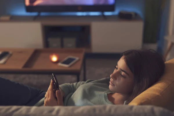Adolescent Cute Girl Lying Couch Home Connecting Online Her Smartphone — ストック写真