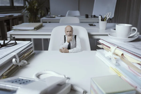 Tiny Businessman Sitting Office Desk Thinking Hand Chin Business Strategy — Foto Stock