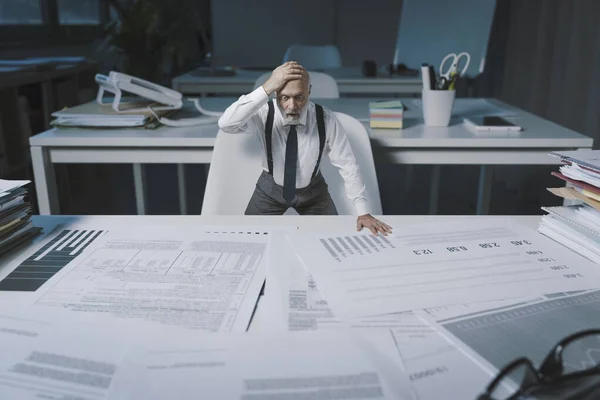 Desperate Shocked Businessman Checking His Company Financial Stats Reports Business — Foto Stock