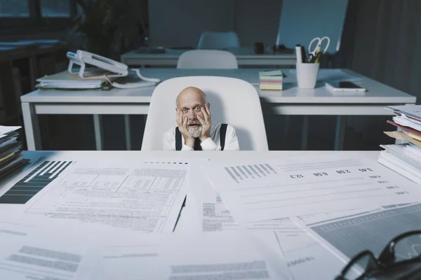 Desperate Shocked Businessman Checking His Company Financial Stats Reports Business —  Fotos de Stock