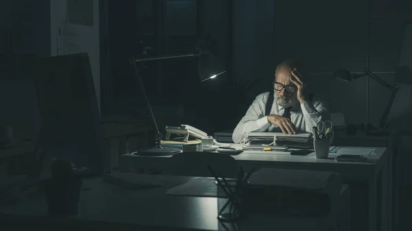 Stressed Business Executive Sitting Desk Working Overtime Night Overworked Tired — Fotografia de Stock