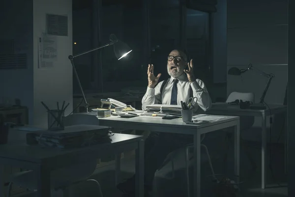 Exhausted Angry Business Executive Sitting Desk Working Overtime Screaming Alone — Stockfoto