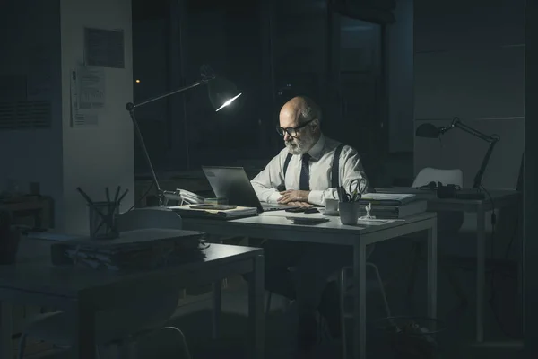 Corporate Businessman Working Late Night Office Connecting His Laptop — Stockfoto