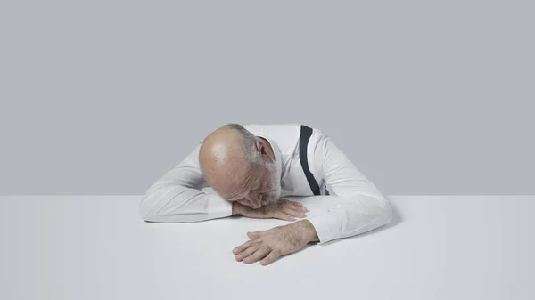 Triste Hombre Negocios Durmiendo Escritorio Está Deprimido Cansado — Foto de Stock