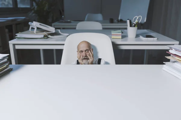 Stressad Skräckslagen Affärsman Sitter Kontoret Skrivbord Och Arbetar Företag Misslyckande — Stockfoto